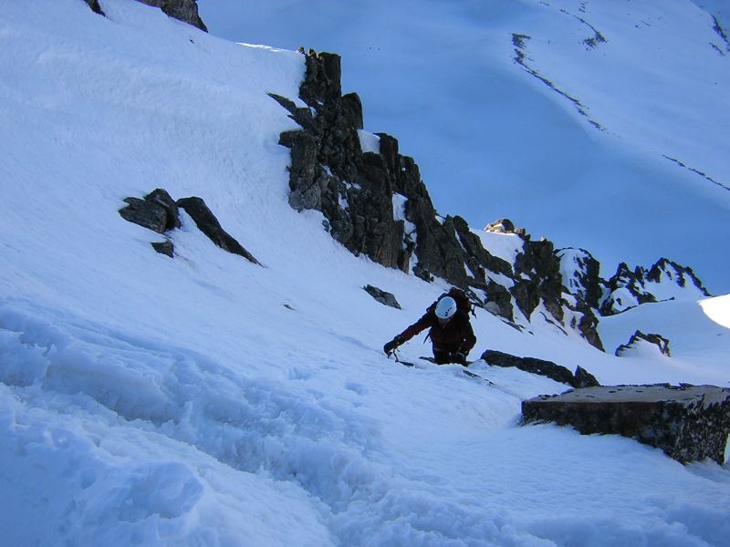 Foto de Jose alcanzando una de las agujas que presentaba una seta de nieve en la cumbre.